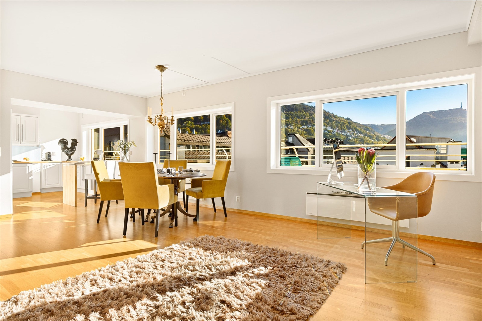 Store vindusflater hvor du kan nyte vidstrakt utsikt fra Fløyen i øst, Ulriken og videre mot Løvstakken. Her får du virkelig Bergens vakre omgivelser rett inn i stuen. Galleribilde