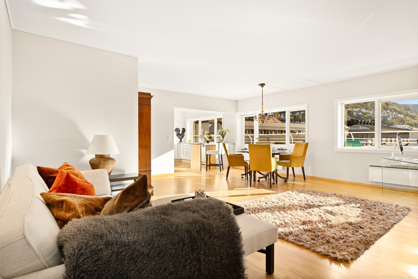 Med unntak av badene er alle gulvflater belagt med parkett, og alle veggene i leiligheten er nylig malt i fargen Kalk Galleribilde