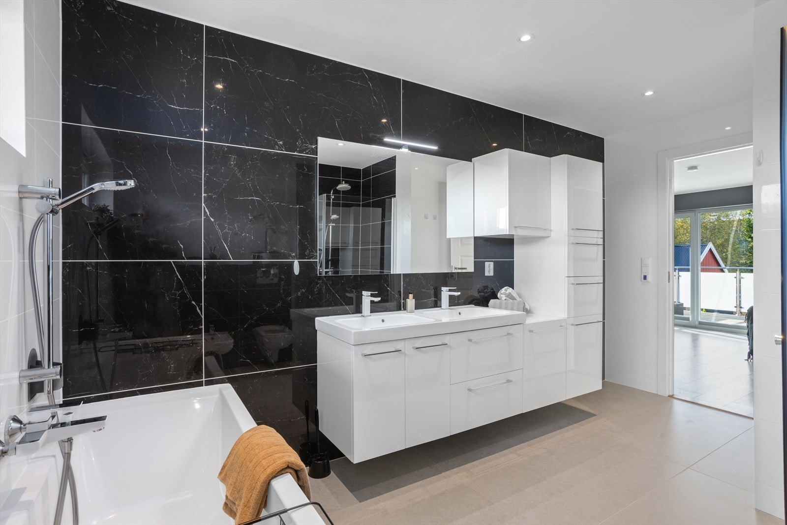 Dobbel servant og god oppbevaringsplass i elegant innredning. Galleribilde