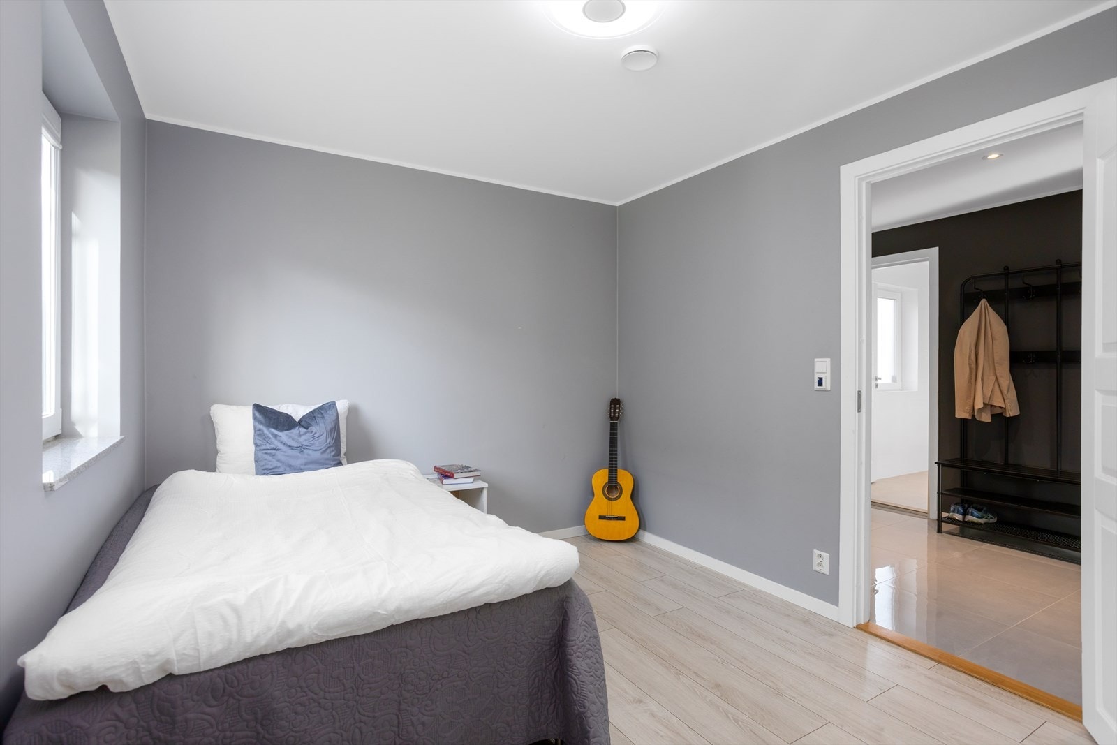 Praktisk soverom i 1.etg. med direkte adkomst fra entréområdet. Galleribilde