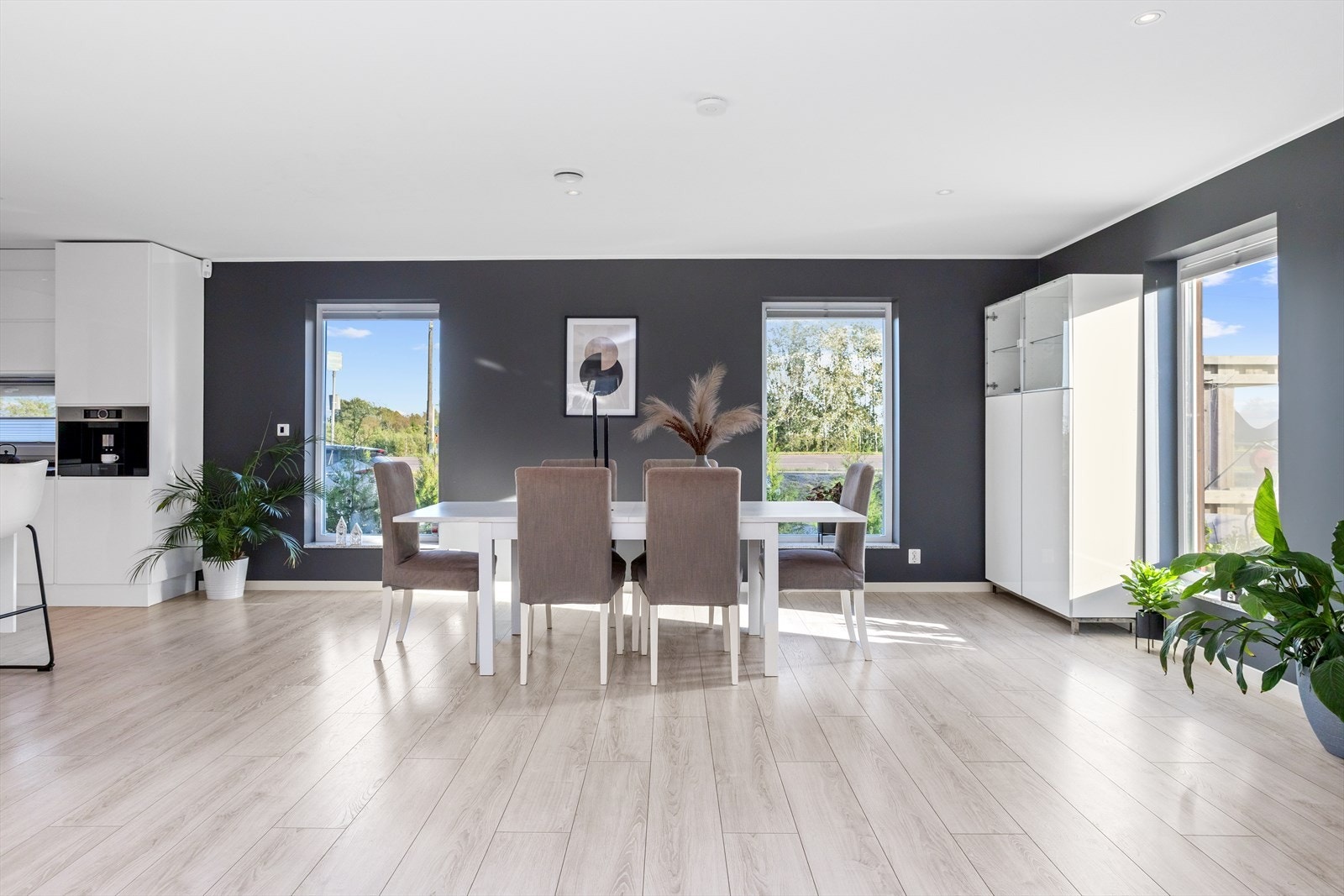 Lyst spiseområde! Naturlig plass til stort spisebord i den åpne stue- og kjøkkenløsningen. Galleribilde