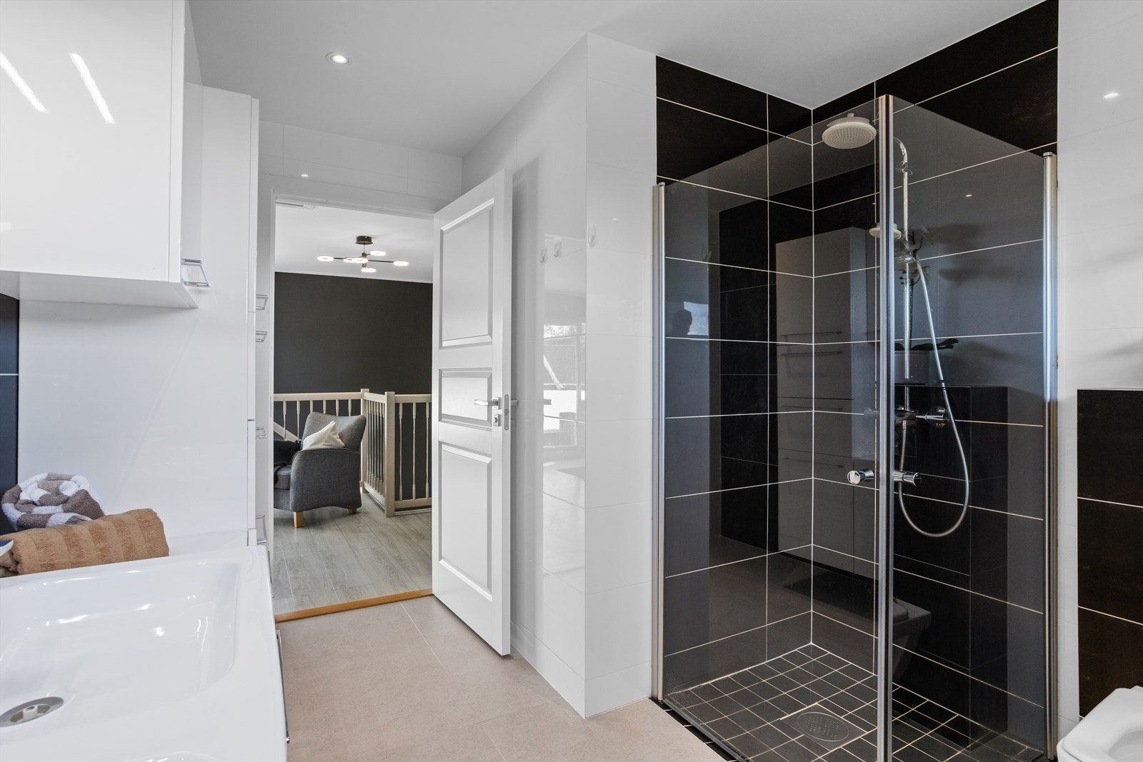 Flislagt hjørnedusj med glassdører. Galleribilde