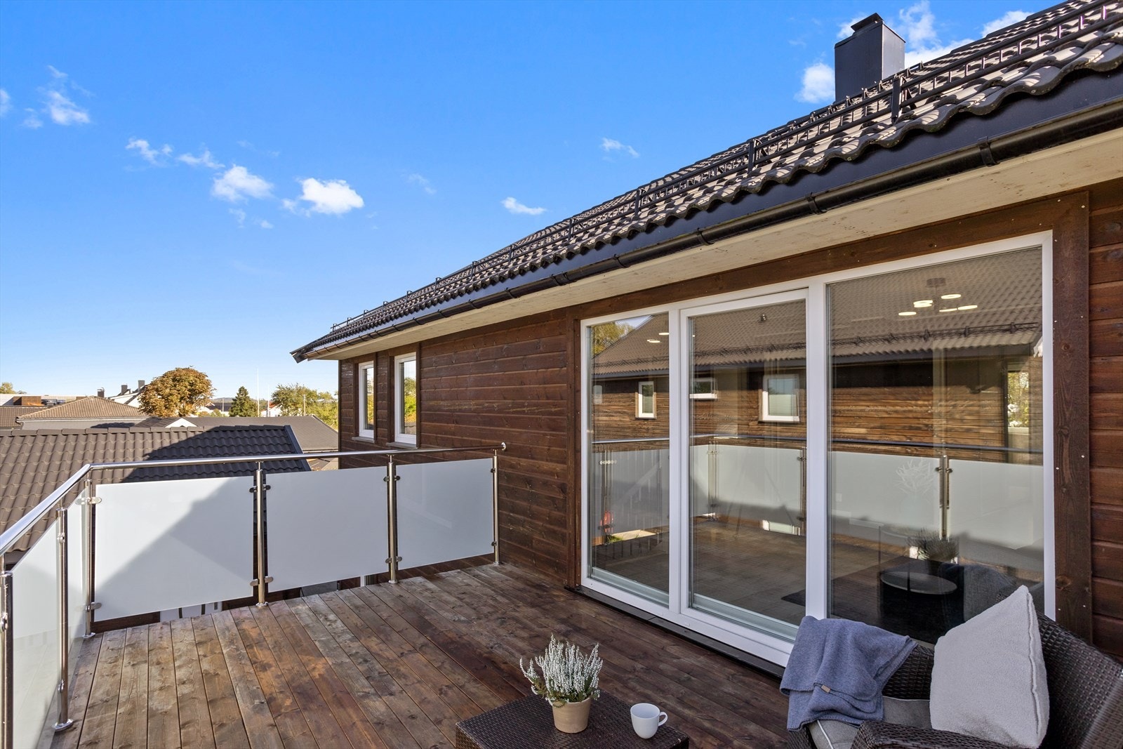 Luftig balkong utenfor loftsstue i 2.etg. med god plass til utemøbler og avslapping. Galleribilde