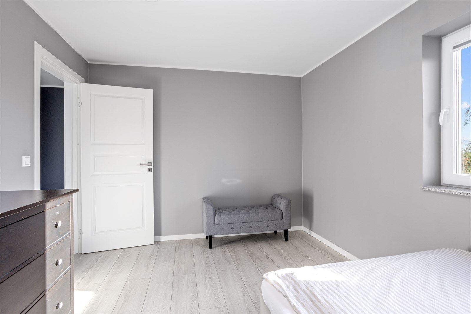 Rolig og trivelig soverom med god plass til både seng og oppbevaring. Galleribilde