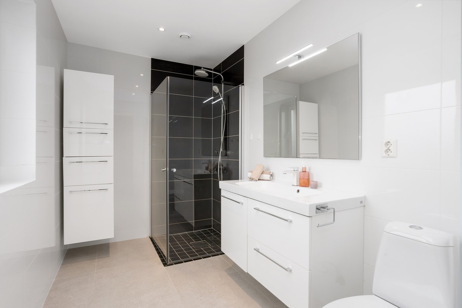 Tidløst bad i første etasje. Fliser på gulv og vegger, varmekabler i gulv og dusjhjørne med glassvegger. Galleribilde