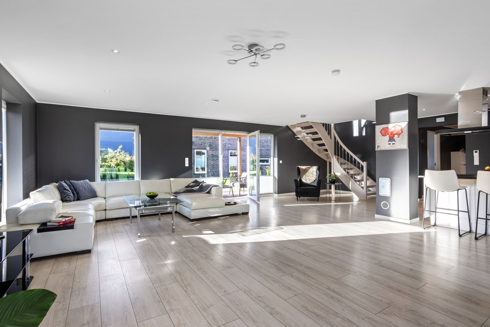 Hjemmets samlingspunkt! Stor og luftig stue med god plass til både sofagruppe og spisestue, samt utgang til terrasse. Galleribilde