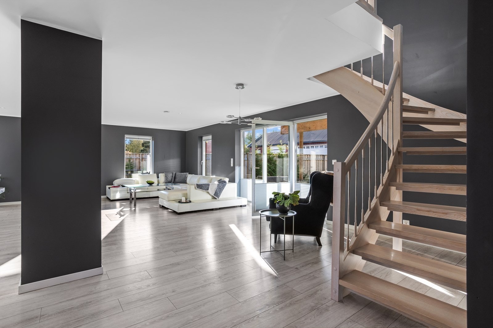 Lys og romslig stue med direkte utgang til hagen - trappen leder deg videre til boligens 2. etasje. Galleribilde