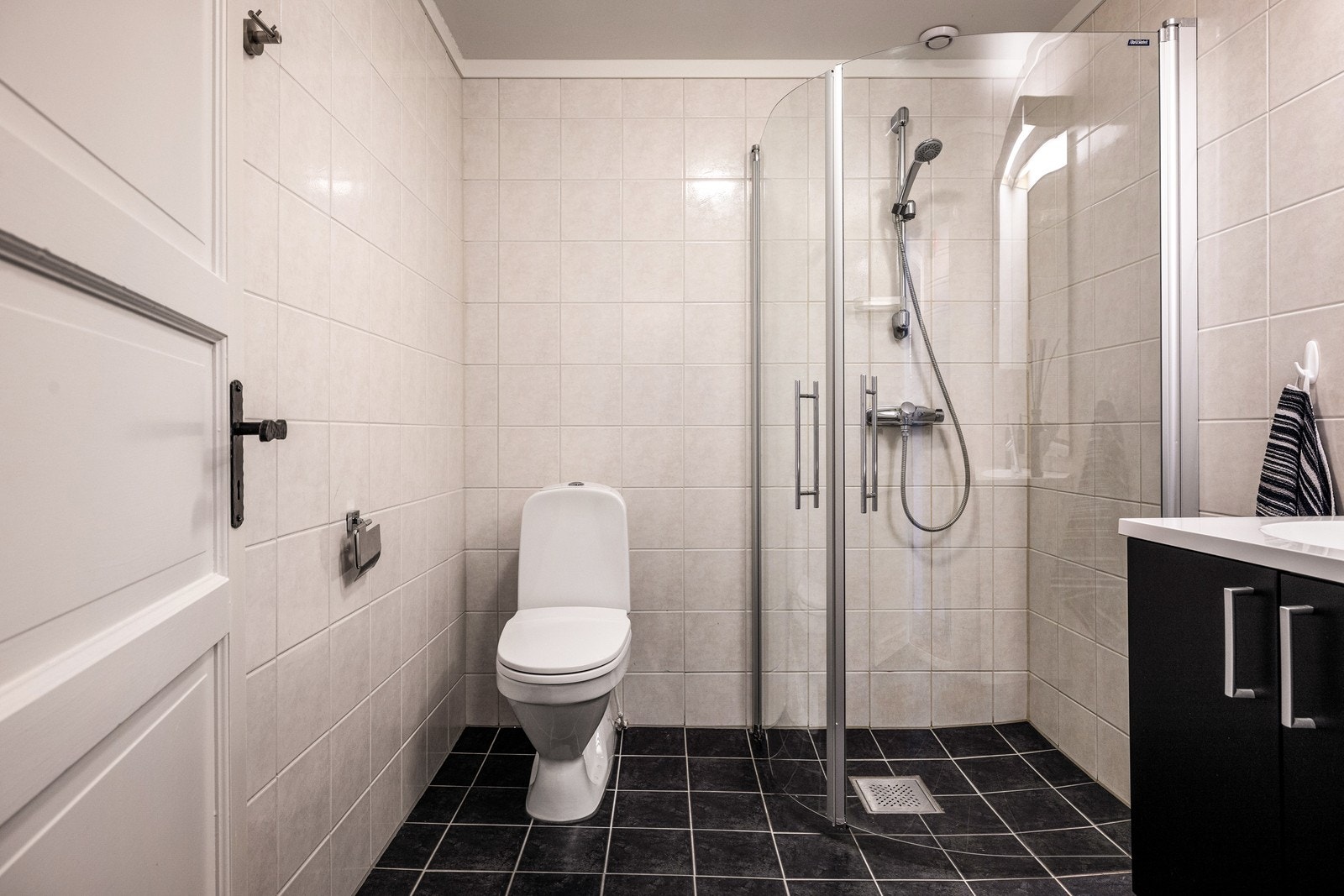 Varmekabler i gulv og fliser på gulv og vegger Galleribilde