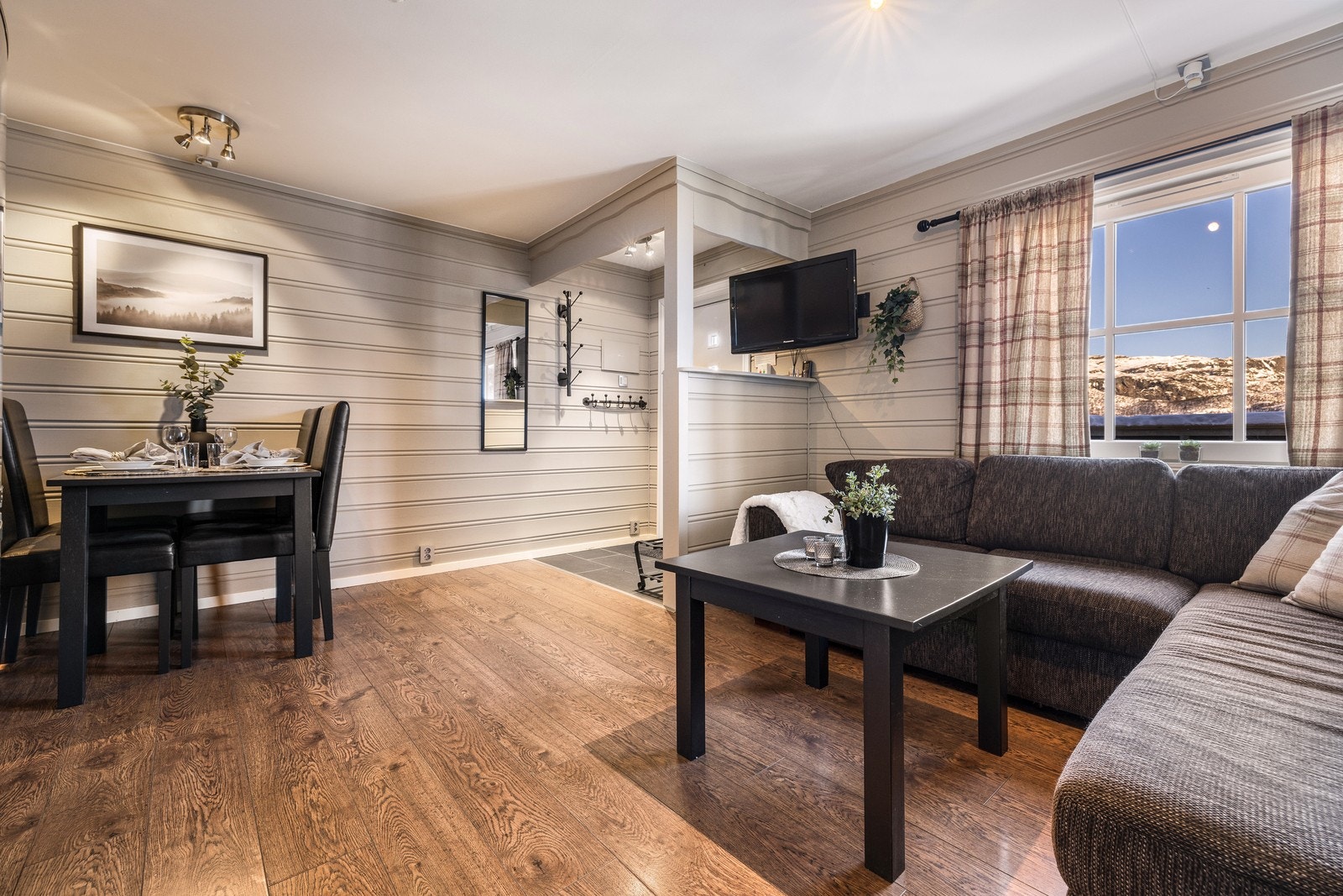 Leiligheten ligger fint til i 2.etasje. Galleribilde