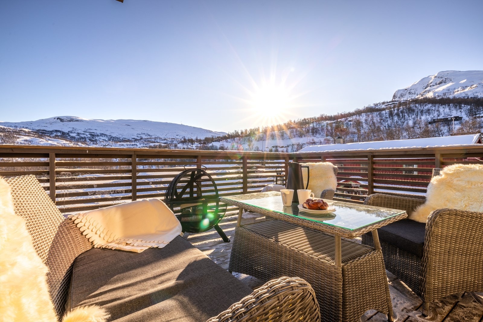 Felles terrasse for leilighetene med nydelig utsikt og gode solforhold Galleribilde