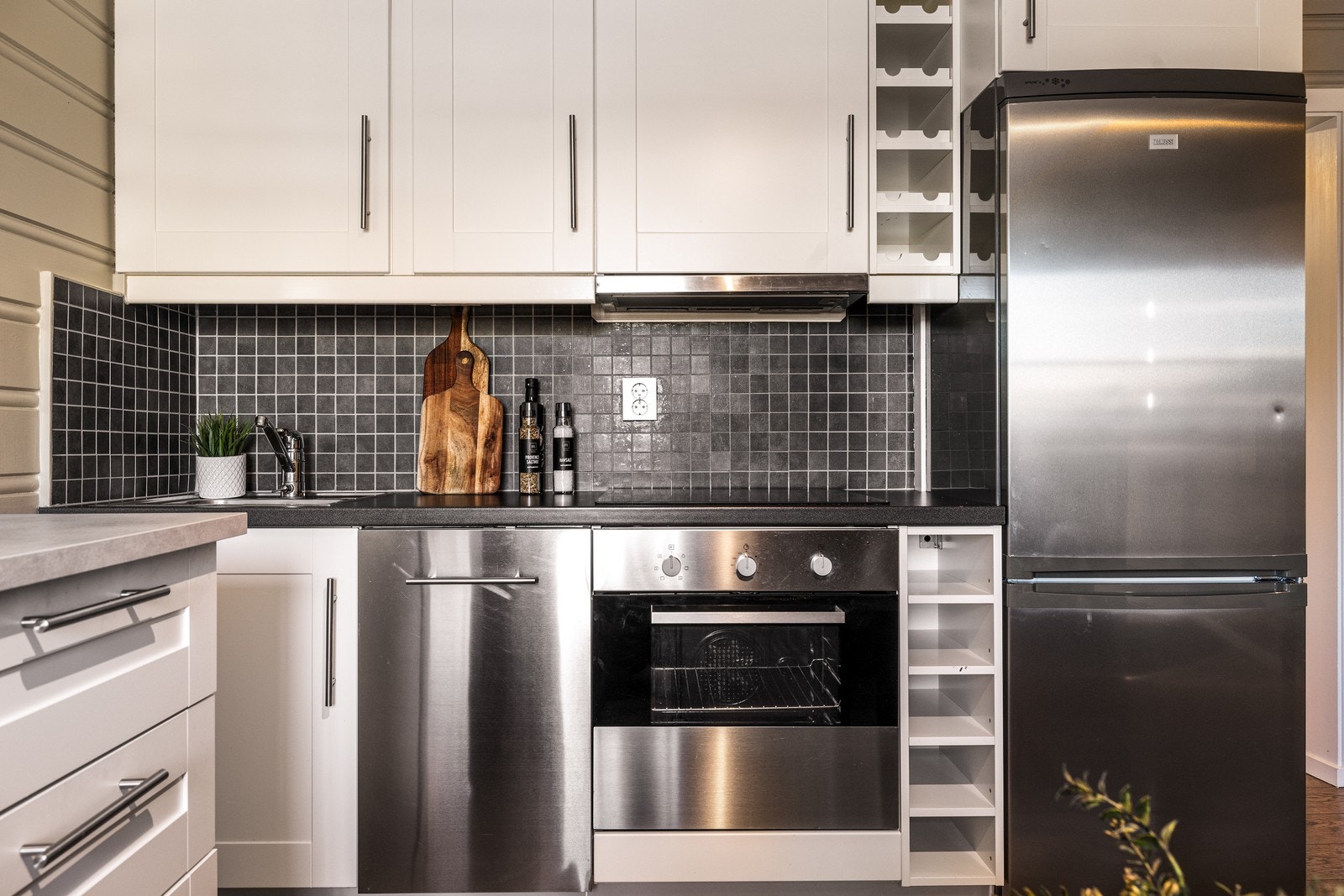 Kjøkkenet har integrert komfyr og platetopp Galleribilde