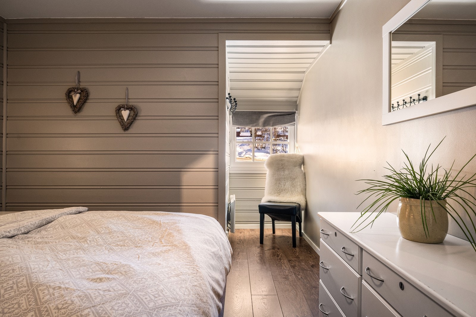 Soverommene er lyse og pene, malt i harmoniske farger Galleribilde