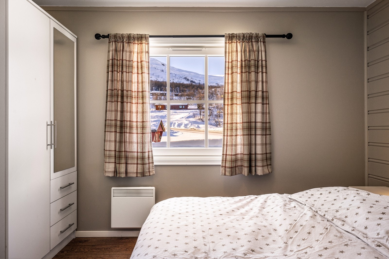 Utsikt mot nærområdet og fjell Galleribilde