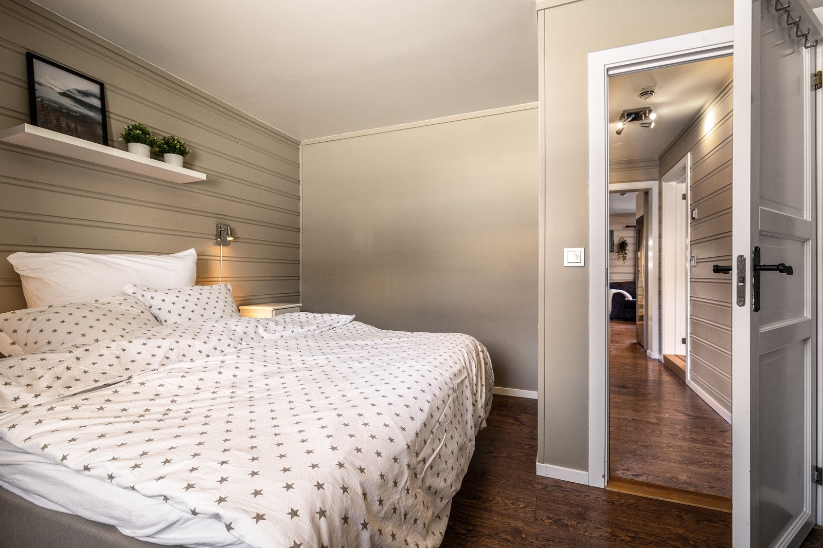 Innbydende soverom med dempede fargevalg Galleribilde