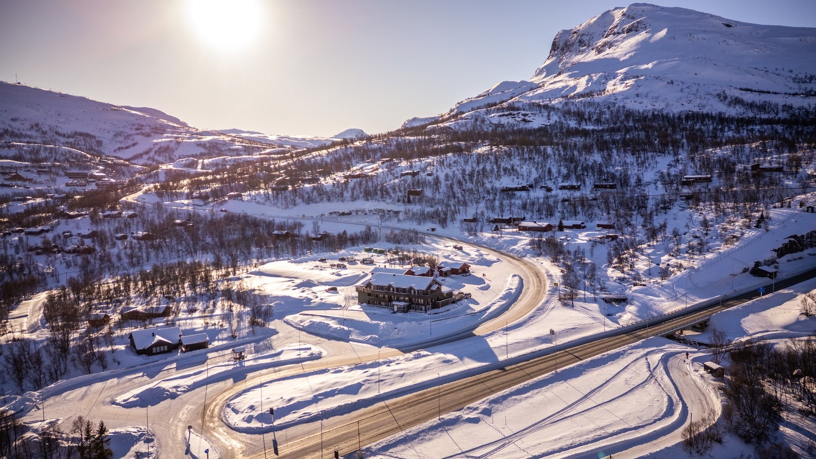 Vinterstid kan du nyte velpreparerte skiløyper og en lang skisesong, med kort vei til Tyin-Filefjell skisenter og milevis med oppkjørte løyper - perfekte forhold for både langrenn og alpint. Galleribilde