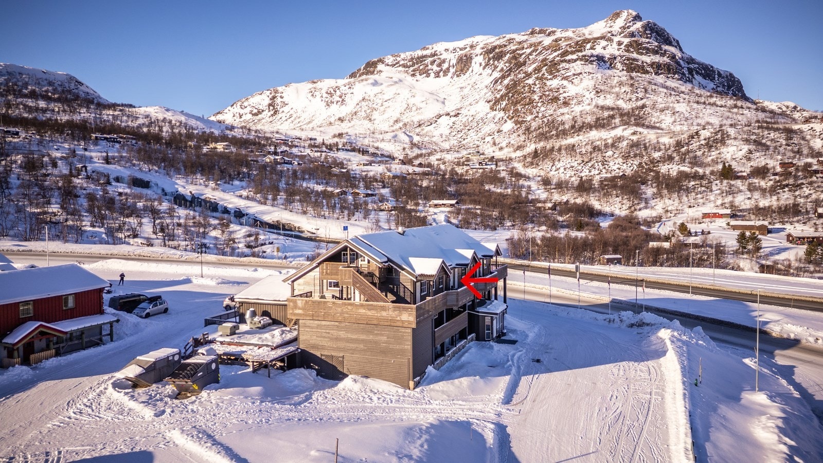 Du finner serveringssteder, busstopp og en hurtigladestasjon for el-bil like i nærheten Galleribilde