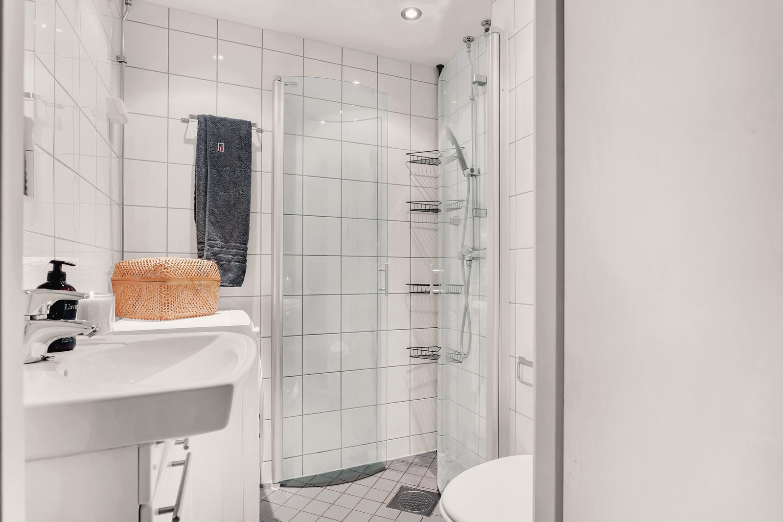 Flott bad fra 2010 med flislagt gulv med varme og flislagte vegger. Badet er pusset opp i regi av sameiet i forbindelse med felles bad- og rørrehabilitering. Galleribilde