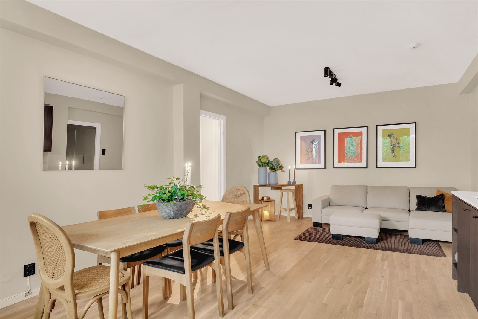 Leiligheten holder en meget god standard og har to store og separate soverom, en stue med åpen kjøkkenløsning, samt plass til både sofagruppe og stort spisebord. Galleribilde