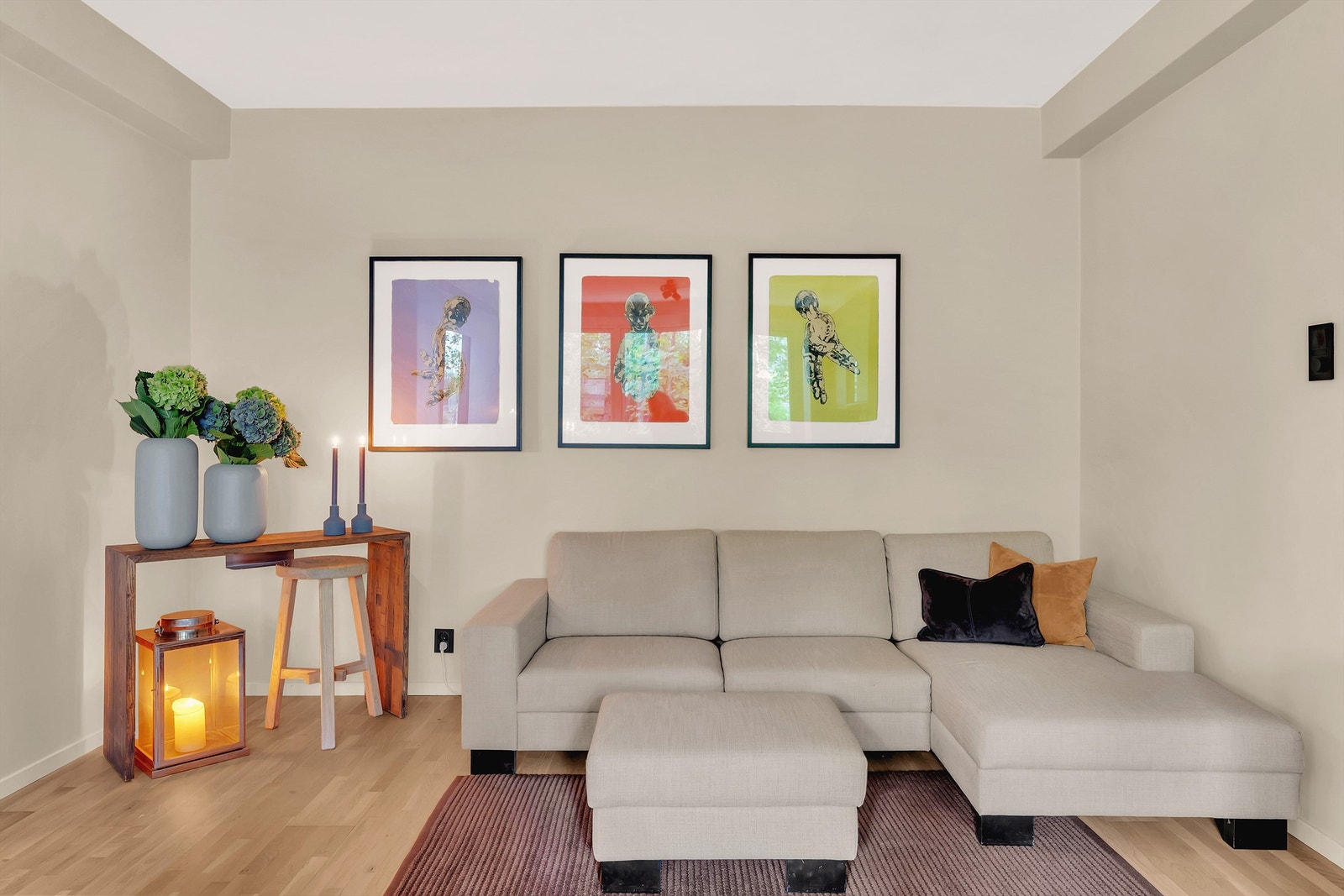 Åpen og romslig stue med god takhøyde og store vindusflater som gir en luftig og lys romfølelse. God plass til sofa, sittegrupper og TV seksjon. Galleribilde