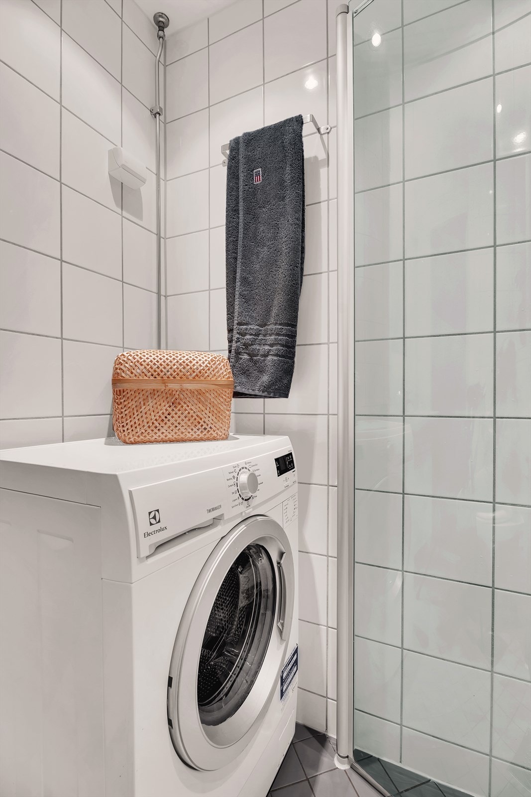 Det er praktisk opplegg for vaskemaskin på badet. Galleribilde