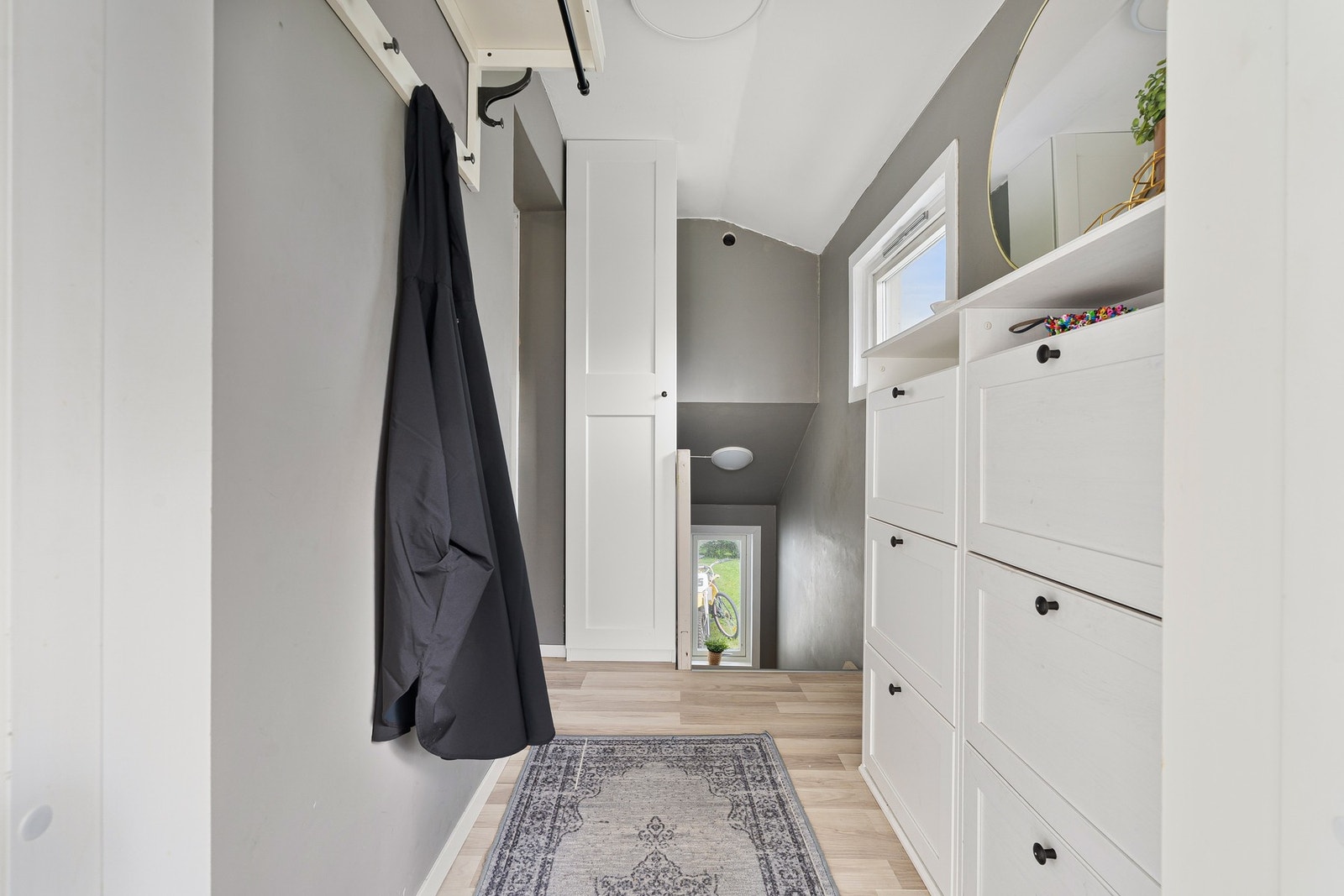 Innbydende og romslig entré. Galleribilde