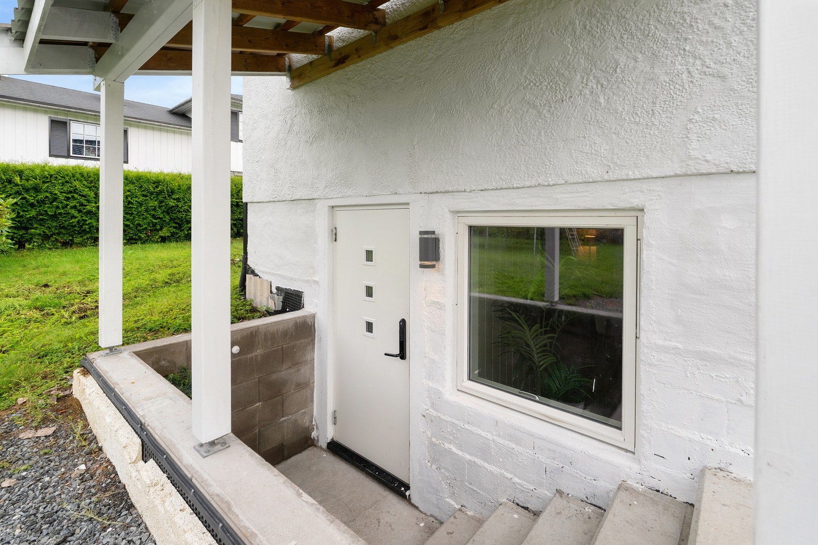 Det er egen inngang til kjelleren. Galleribilde