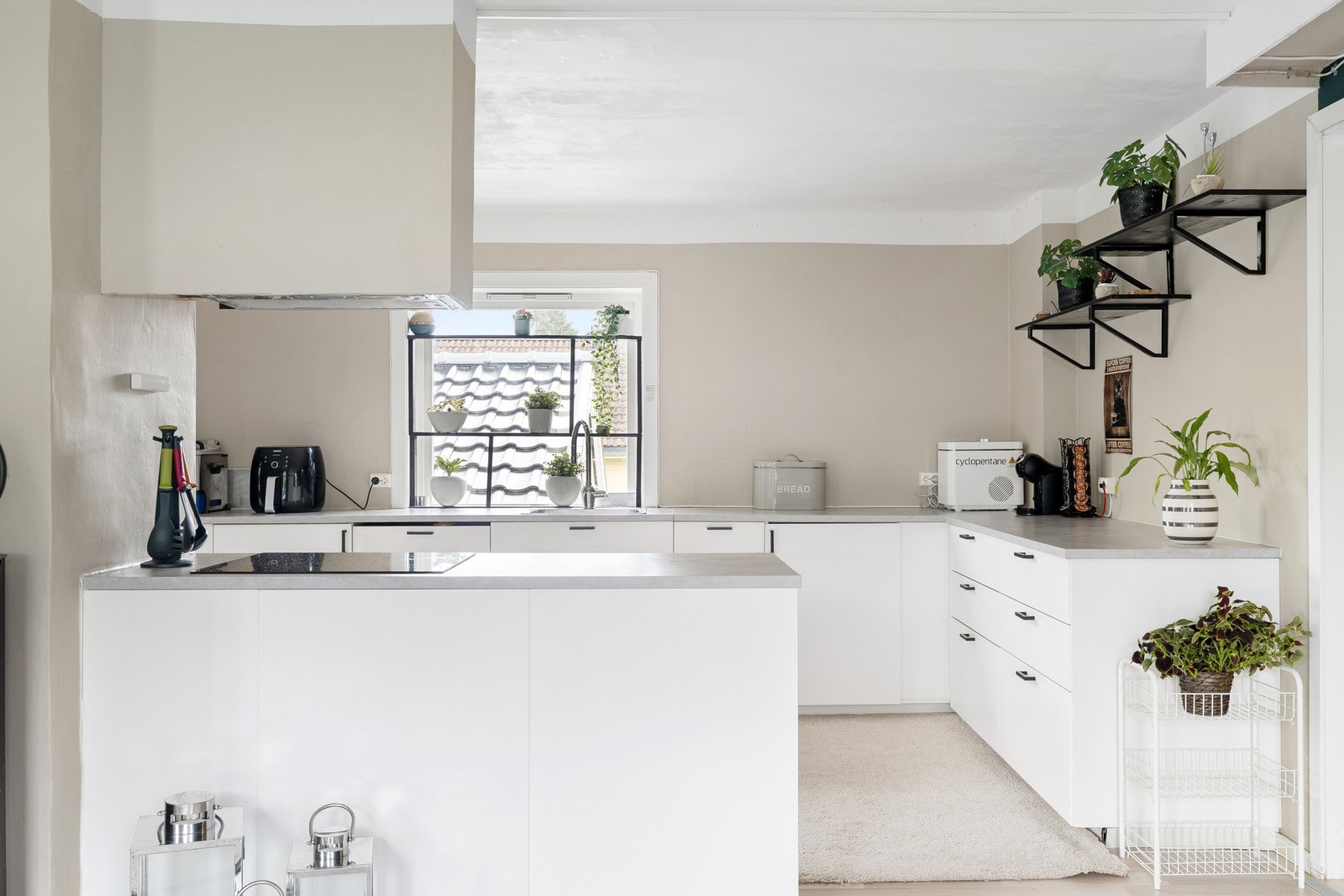 Sosialt kjøkken med åpen stue/kjøkken løsning. Galleribilde