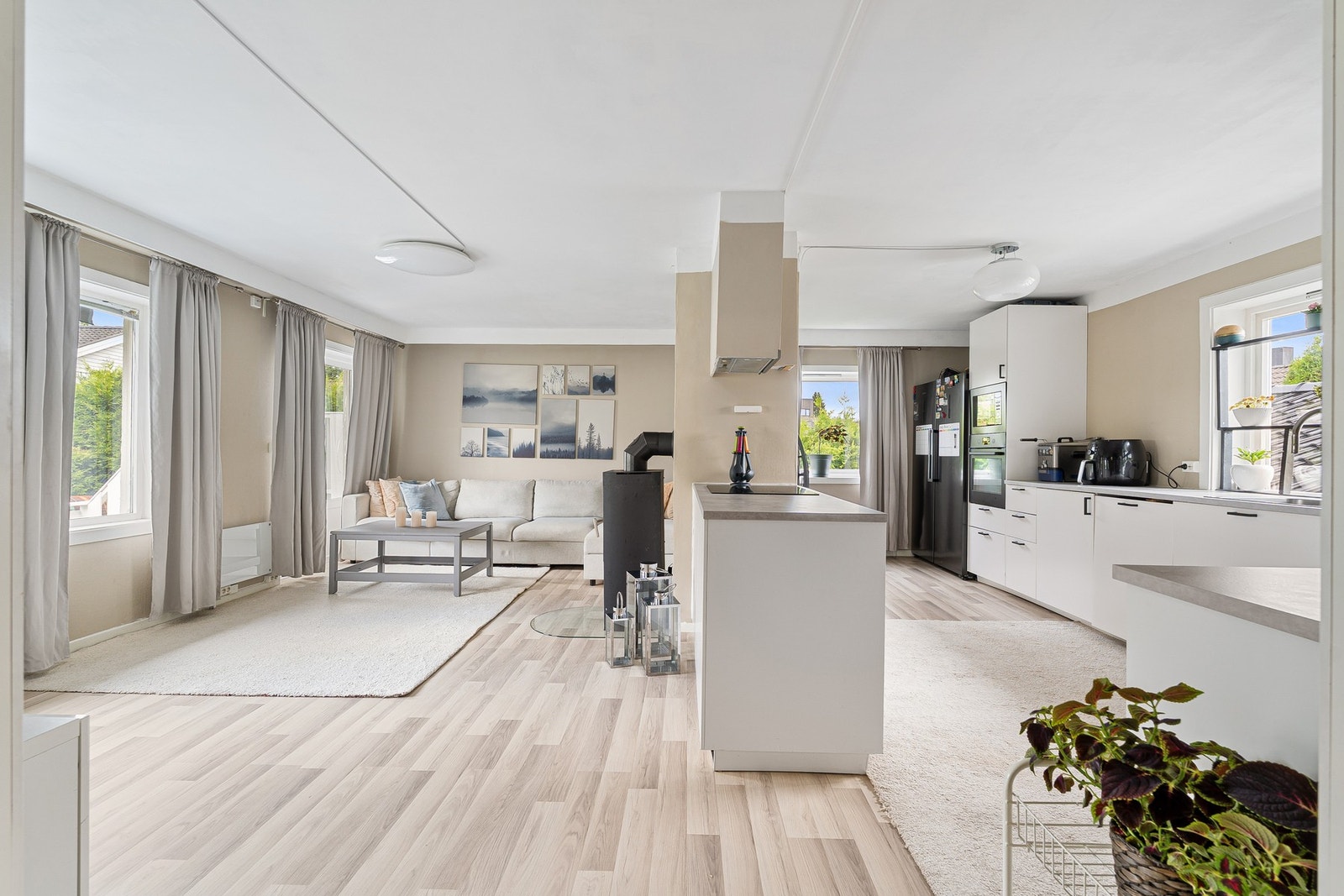 Romslig stue/kjøkken løsning på 38,2m². Galleribilde