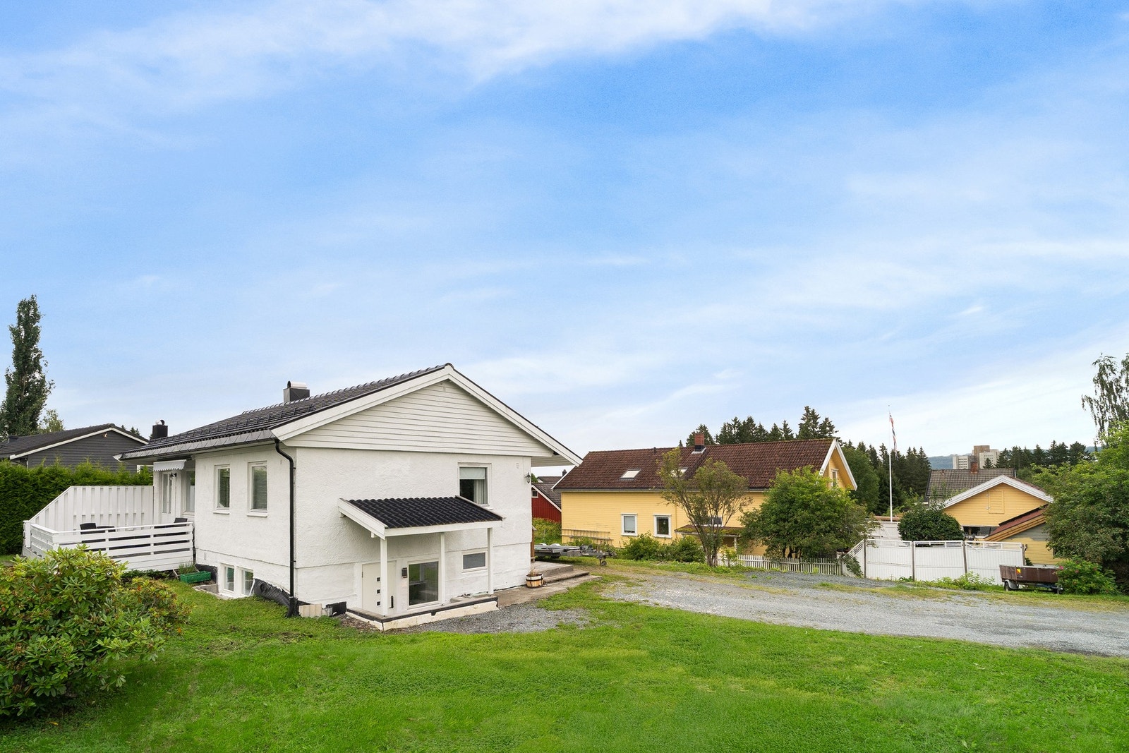 Det er kort veg til både skoler, barnehager og dagligvarebutikker. Galleribilde