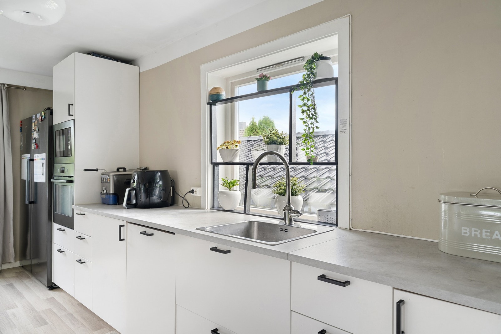 Kjøkkenet har integrerte hvitevarer. Galleribilde