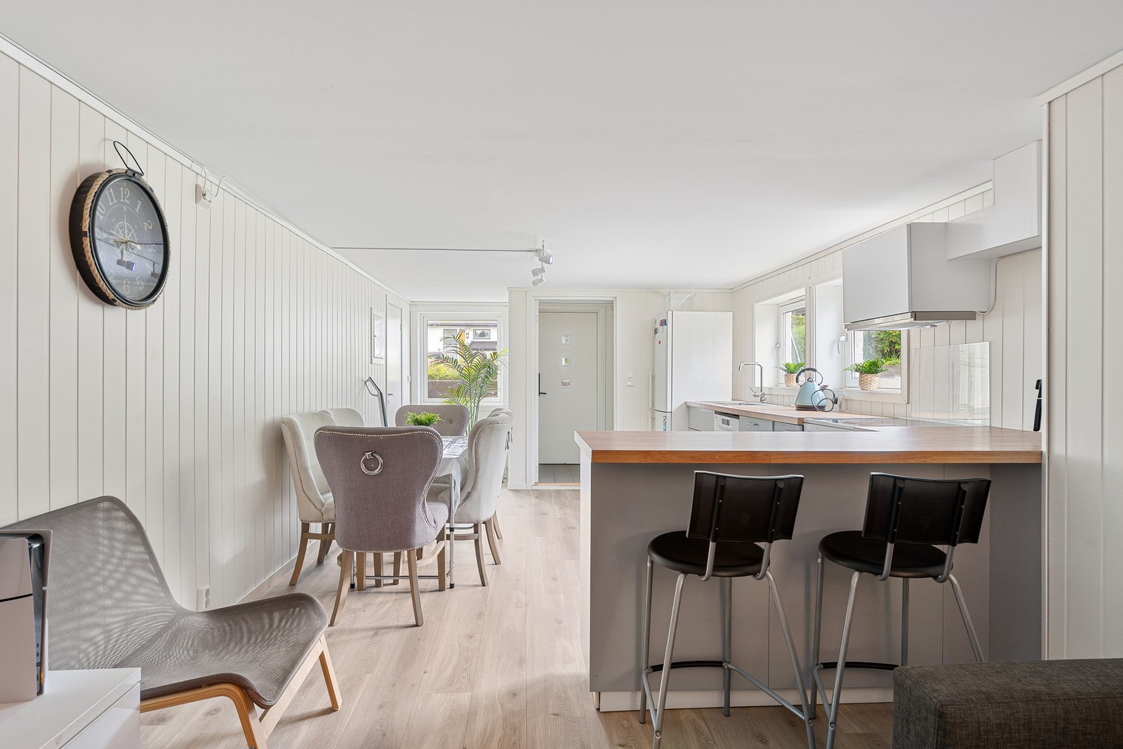 Romslig stue/kjøkken på 27,4m² i utleiedelen. Galleribilde