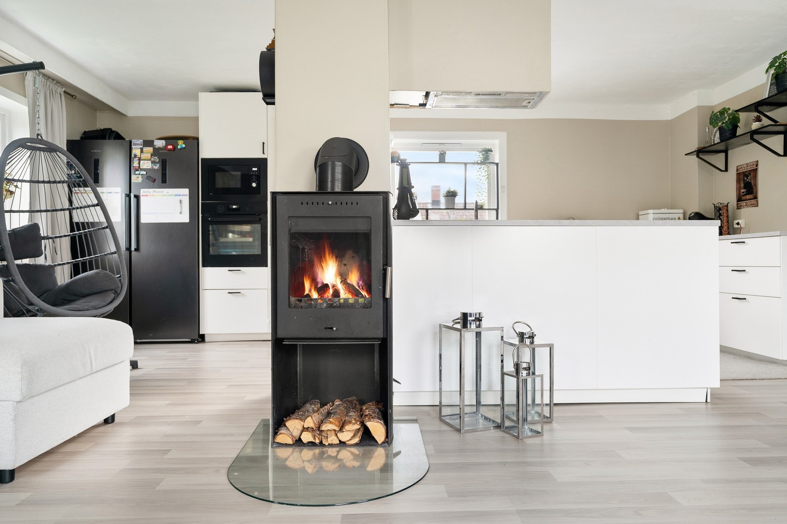 Vedfyring som skaper en hyggelig atmosfære samt rimelig oppvarming. Galleribilde