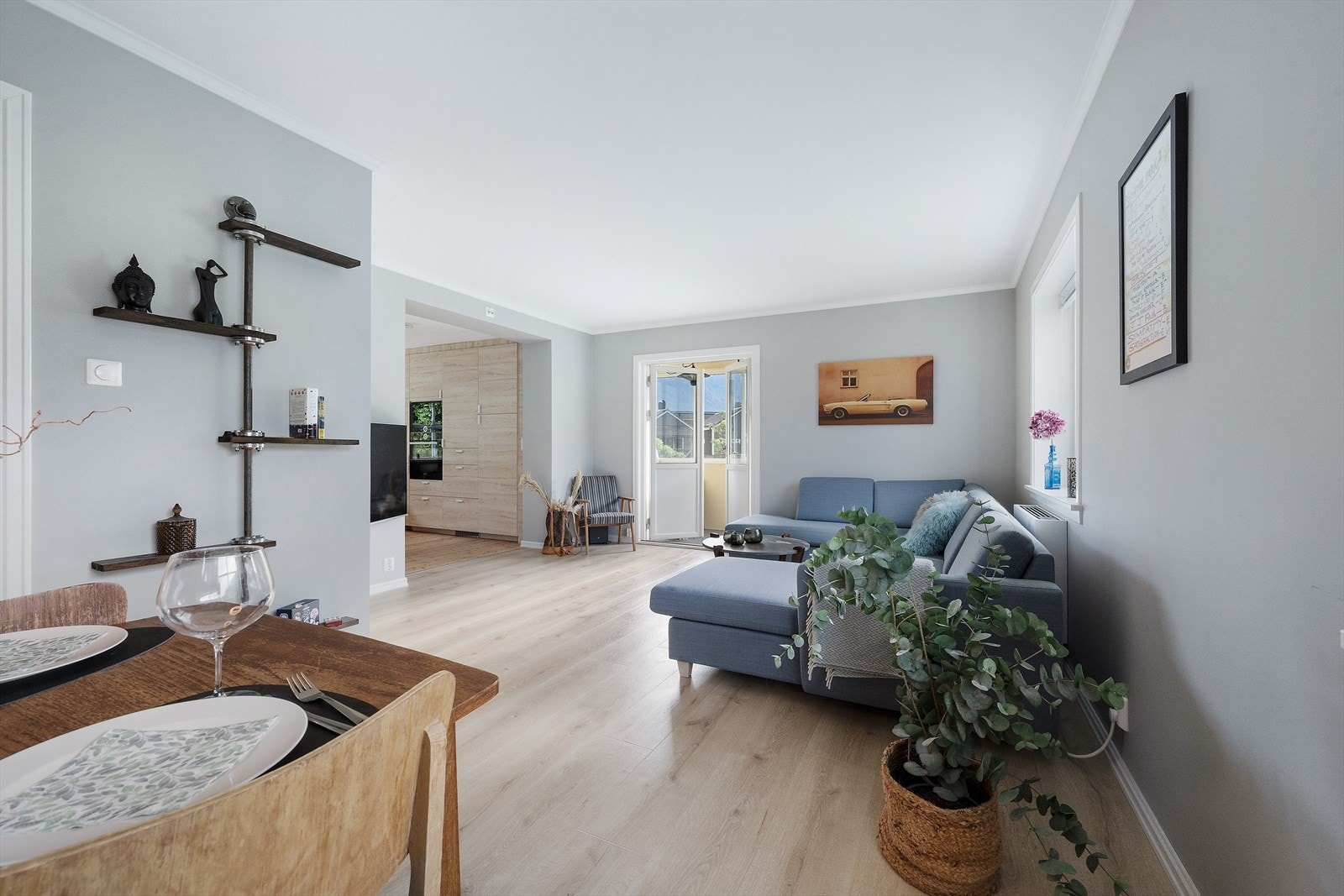 Romslig stue med god plass til både sofa og spisebord. Galleribilde