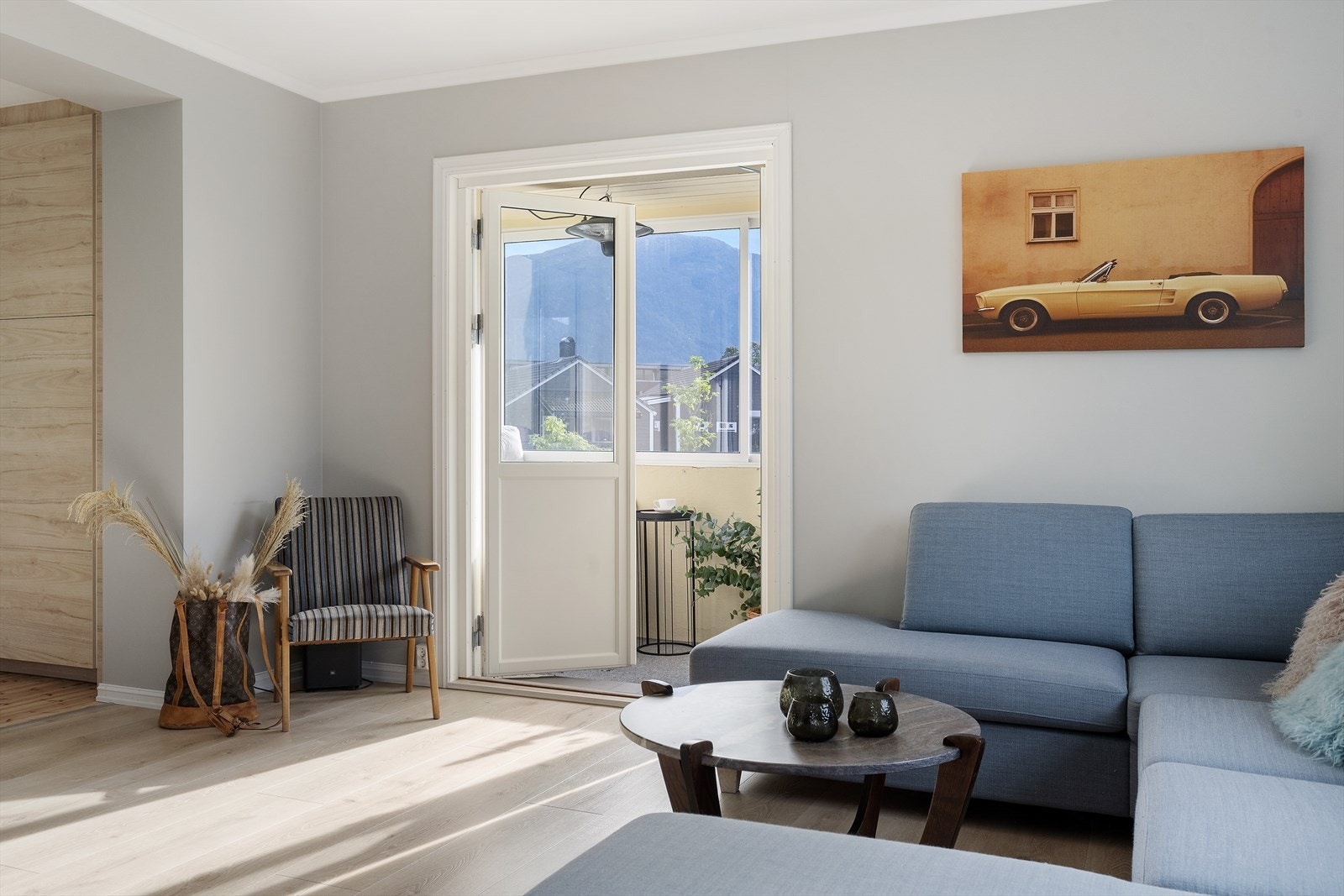 Fra stuen er det utgang til innglasset balkong. Galleribilde