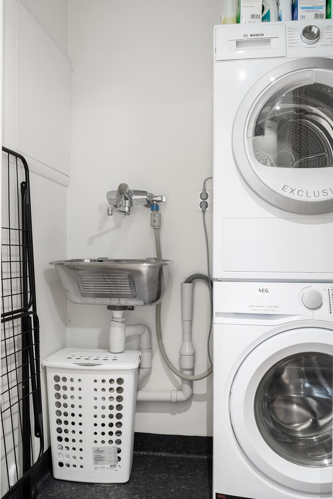 Ved siden av badet er det et vaskerom med utslagsvask. Galleribilde