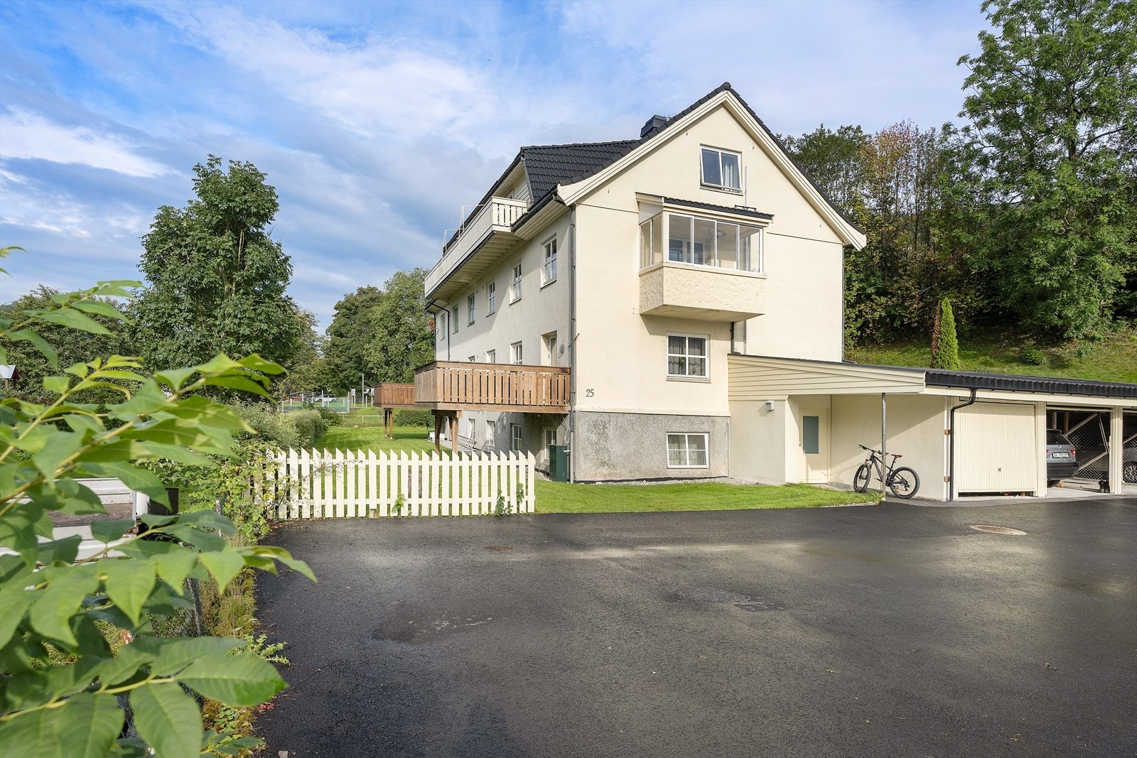 Med leiligheten følger det garasje. I tillegg er det god plass til parkering i det asfalterte tunet. Galleribilde