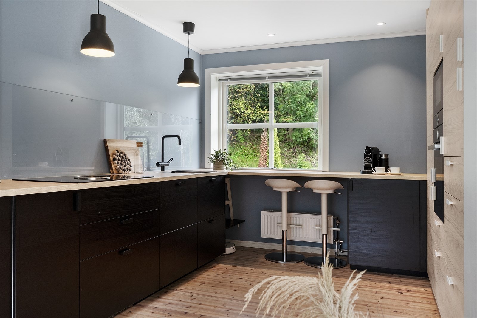 Leiligheten ligger i 2. etasje og inneholder gang, stue, kjøkken, bad, vaskerom og 2 soverom. Galleribilde