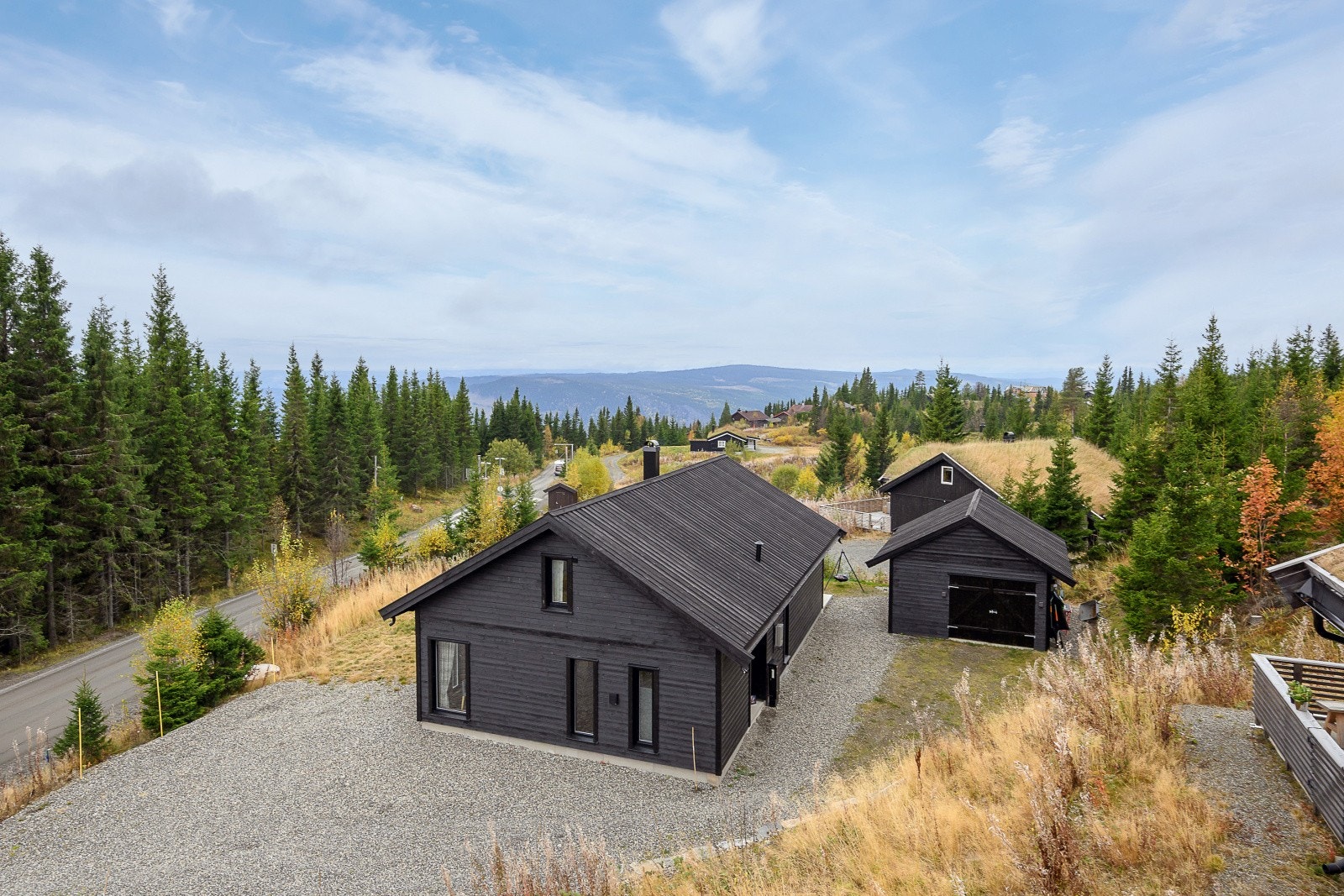 Det spesielt fine med Lisetra er langrennsmulighetene, roen og den flotte utsikten, samt det fine turterrenget i alle sesonger. Det er kort vei også til Hafjell. Galleribilde