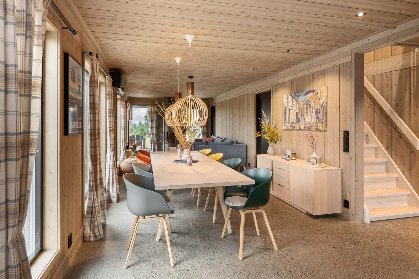 Spisestuen er praktisk plassert i overgangen mellom stue og kjøkken - et naturlig samlingssted. Galleribilde