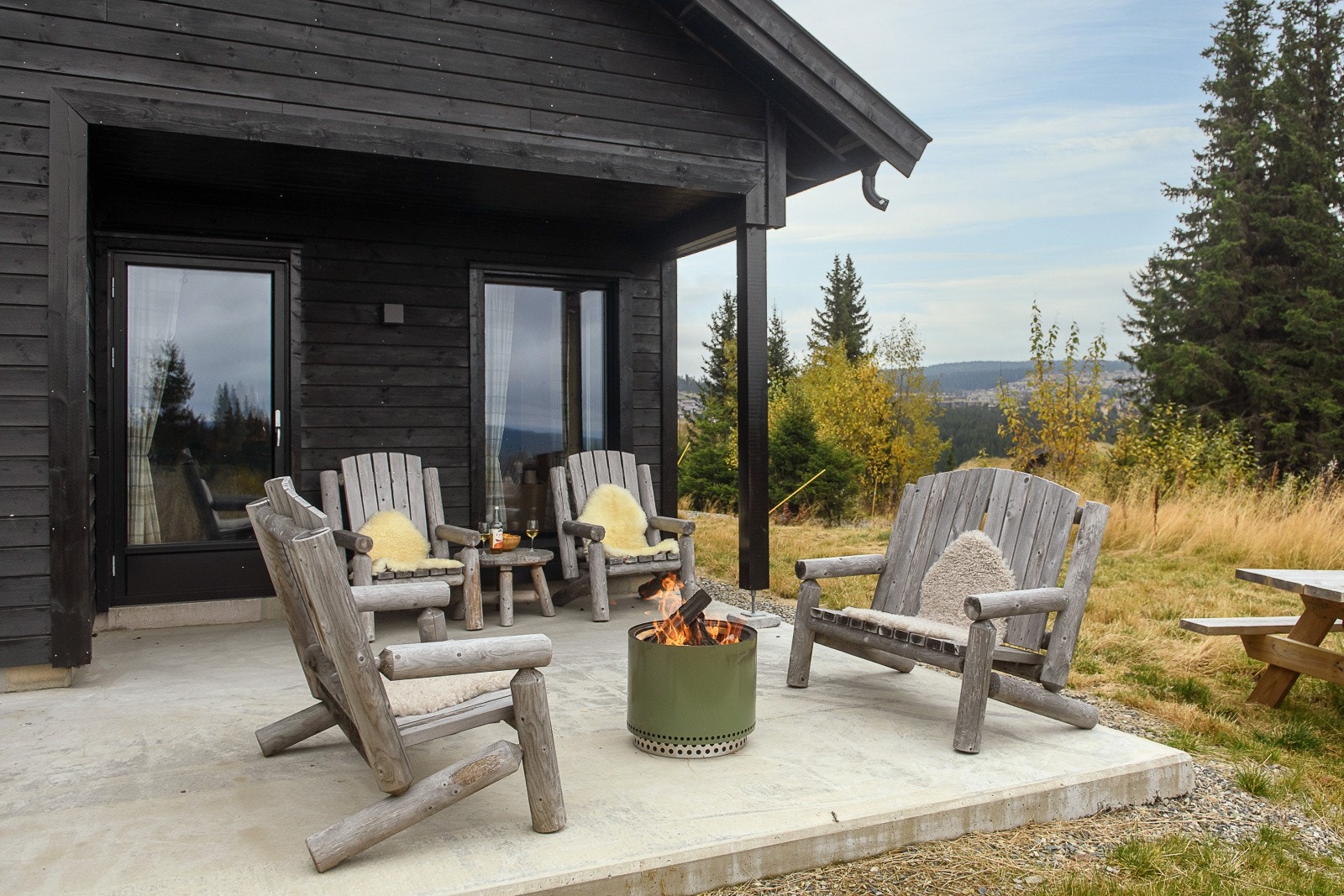 Her kan kaffekoppen nytes i hytteveggen i gjennom hele året. Galleribilde