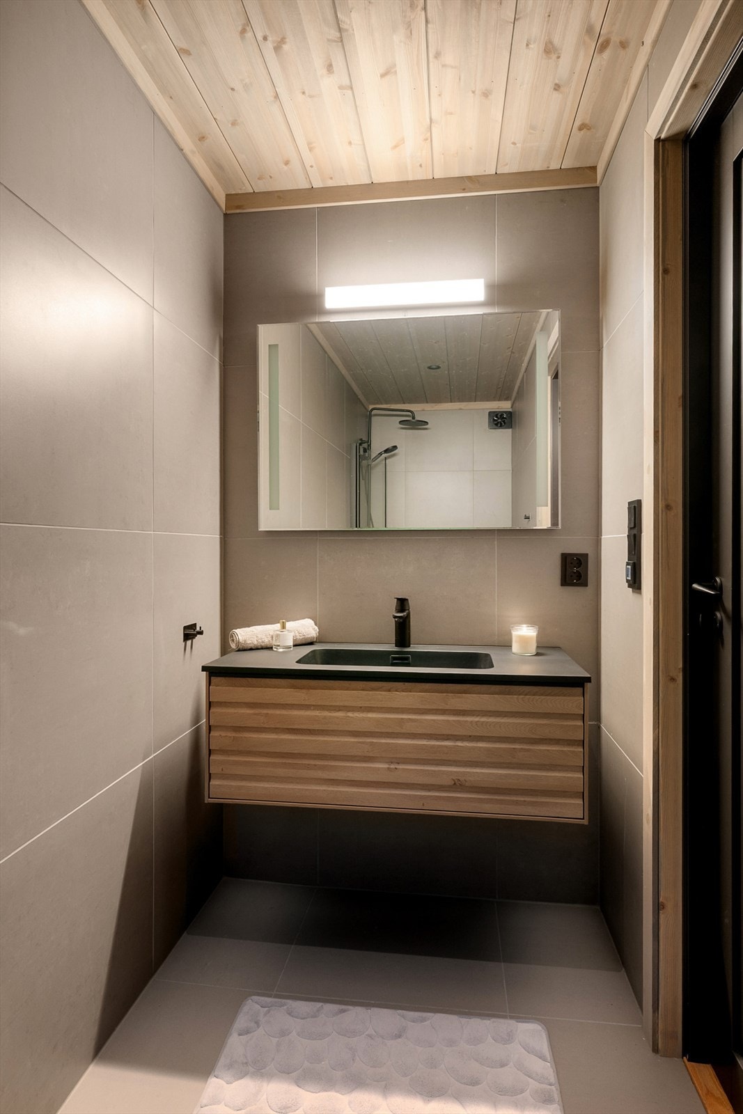 Det andre badet ligger praktisk til ved soverommene og er flislagt med elektriske varmekabler i gulvet. Galleribilde