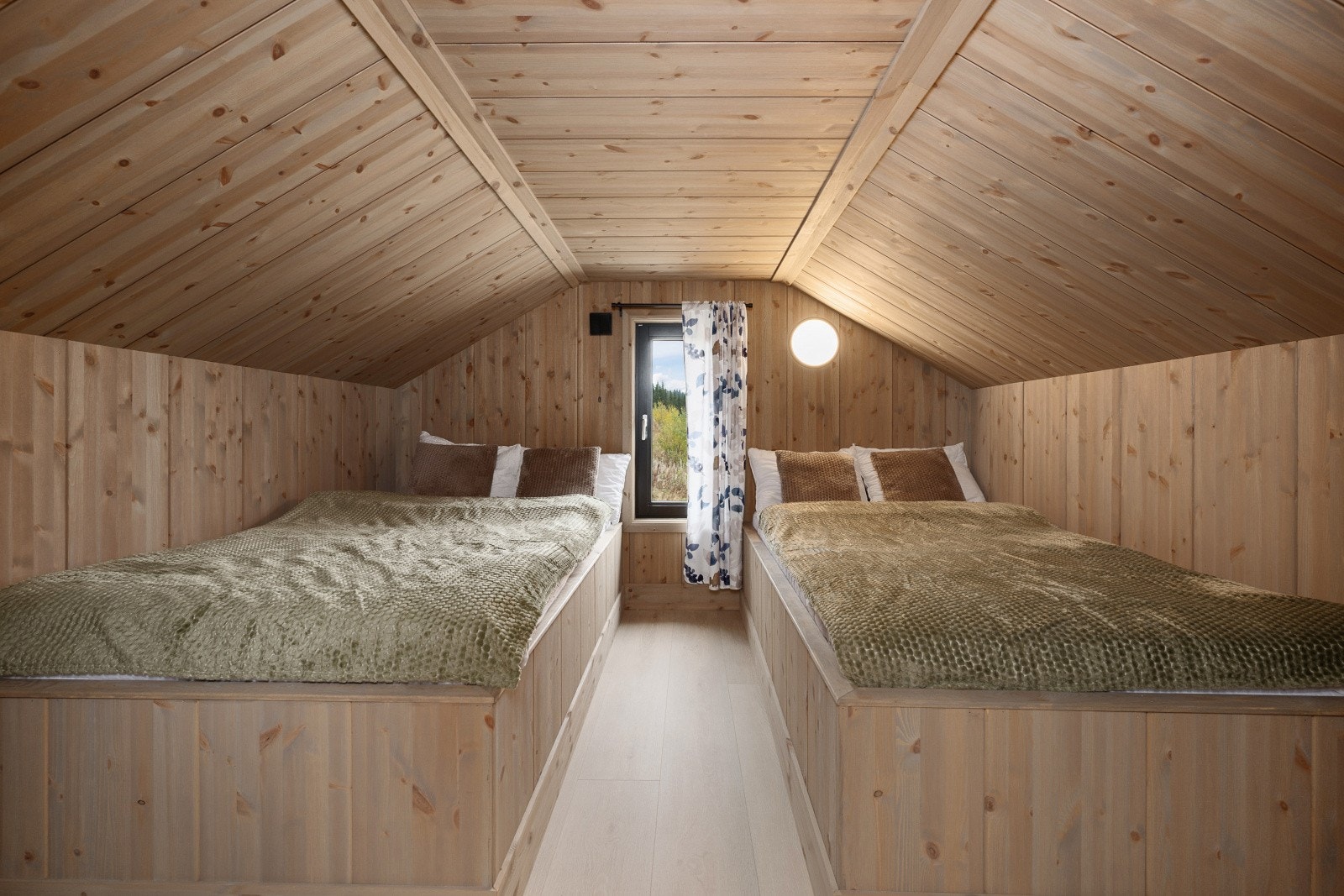 I tillegg er hemsen innredet med ekstra sengeplasser på to rom, ett rom i hver ende. Rommene ikke er godkjente soverom grunnet lav takhøyde. Galleribilde