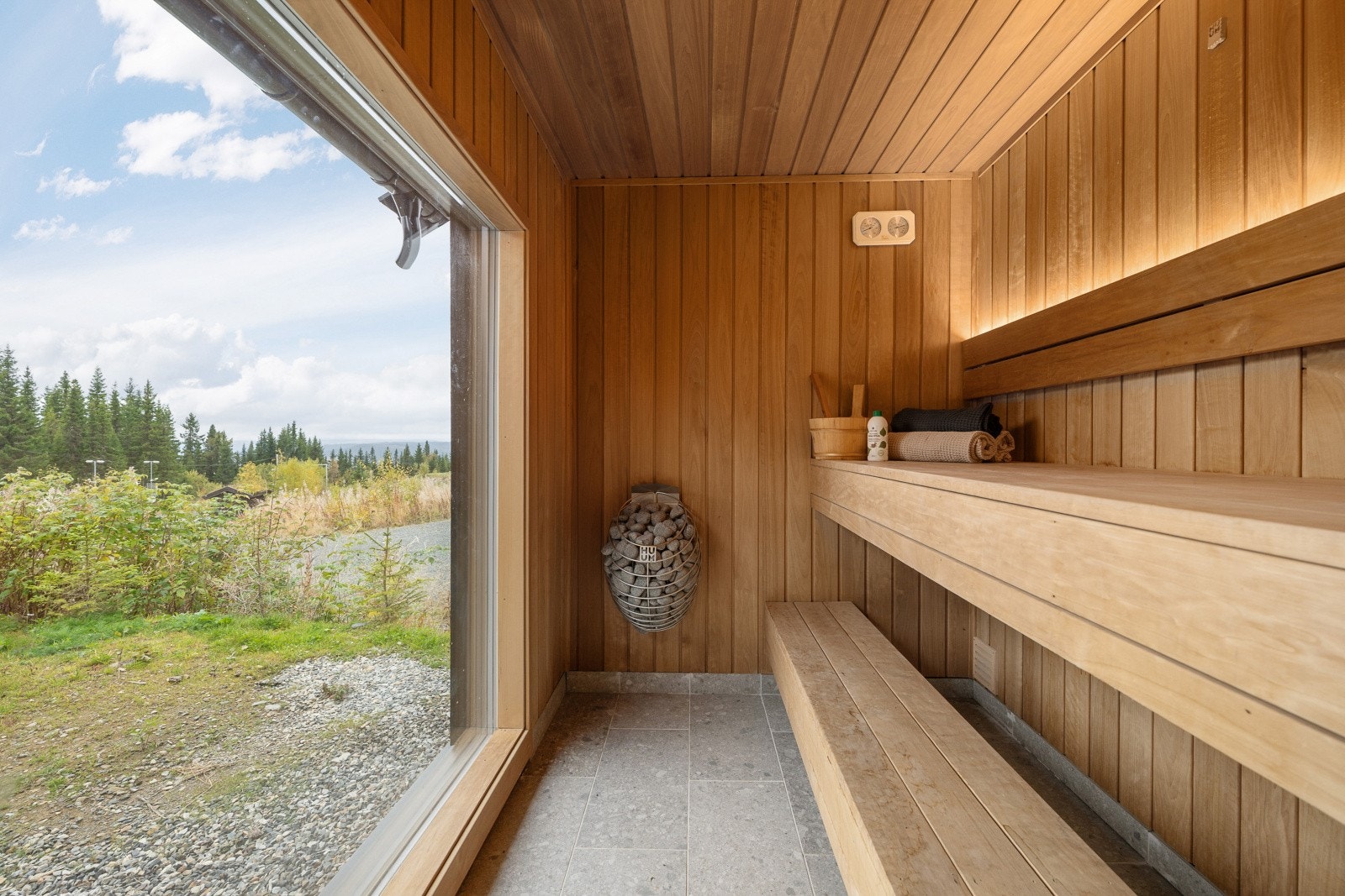 Fra badstuen har man fint utsyn mot naturen gjennom stort vindu. Galleribilde