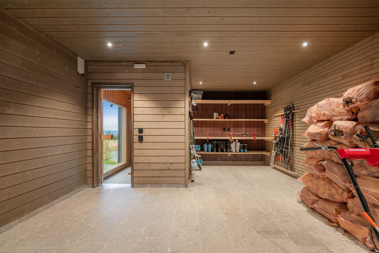 Garasjen har flislagt gulv og ellers rikelig med oppbevaringsplass. Galleribilde