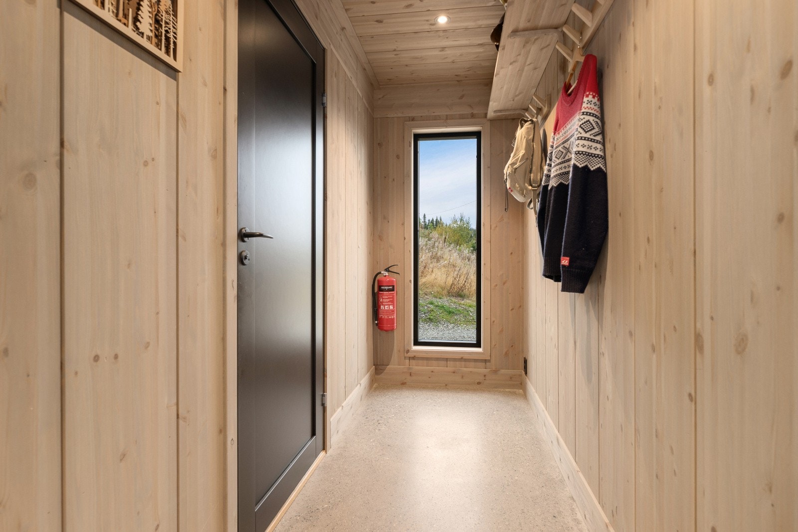 Det er videre tilkomst til gang med ytterligere oppbevaringsmuligheter og enkel tilkomst til bad. Galleribilde