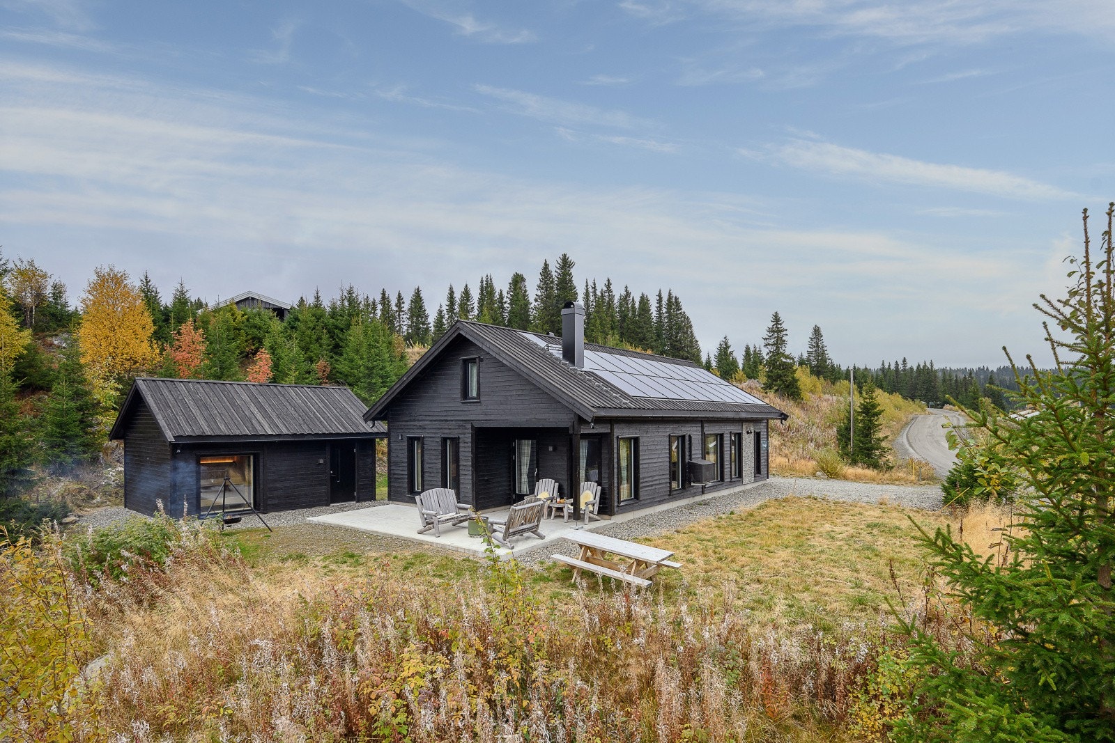 Hytta har solcellepanel på taket, som gir miljøvennlig og kostnadseffektiv energi. Galleribilde