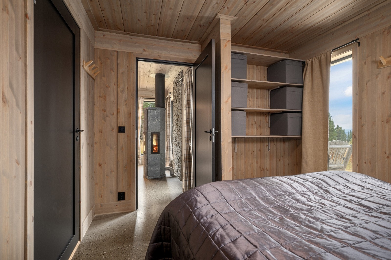 I tillegg er det satt opp hyller i nisje for for oppbevaring. Galleribilde