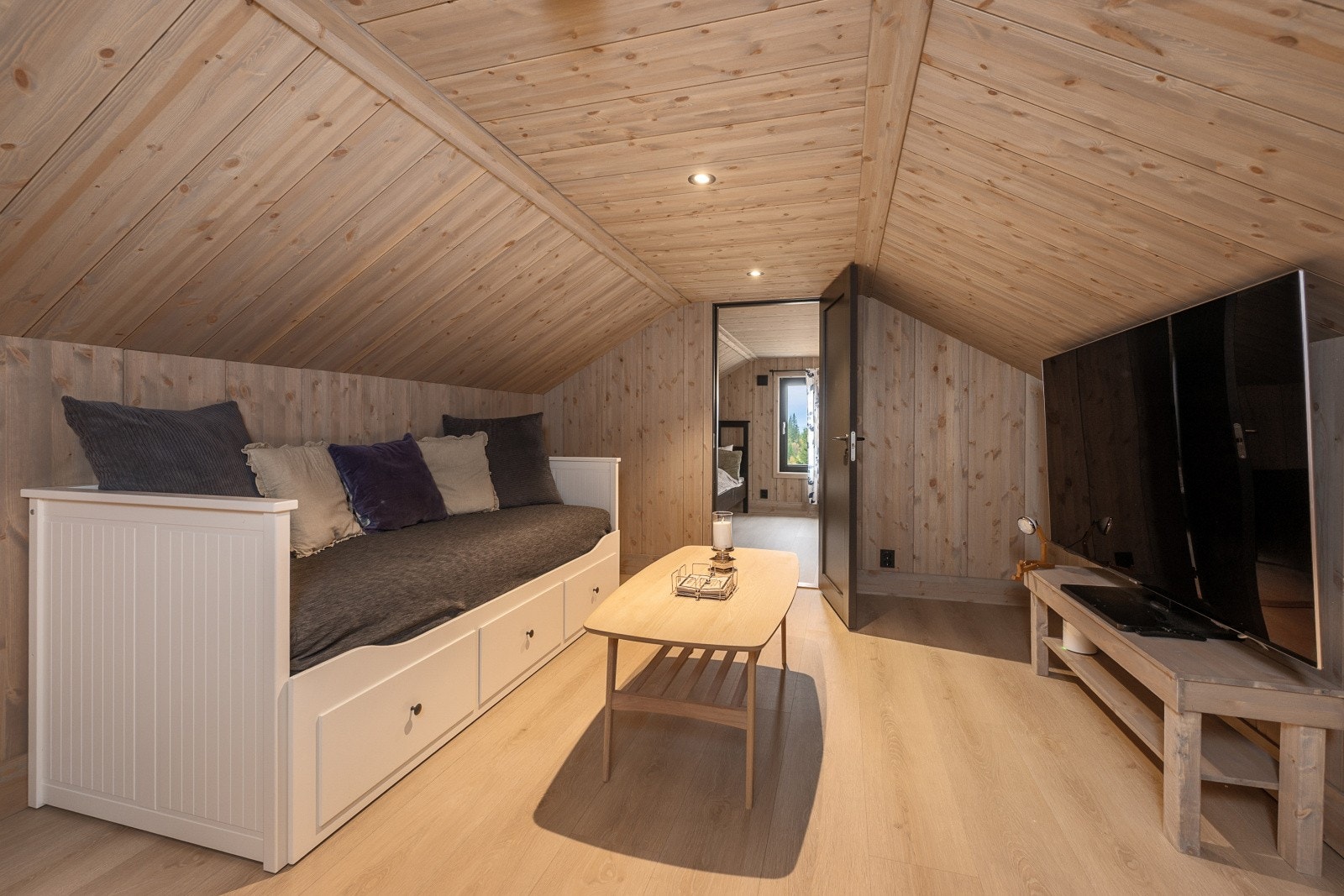 Perfekt for storfamilien eller ved vehov for å trekke seg tilbake. Denne er fint innredet som en ekstra TV-stue med sofaløsning og TV-møblement. Galleribilde