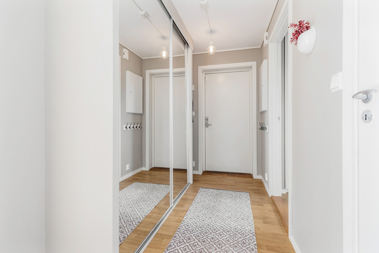 Romslig entré med god plass i skyvedørsgarderobe Galleribilde