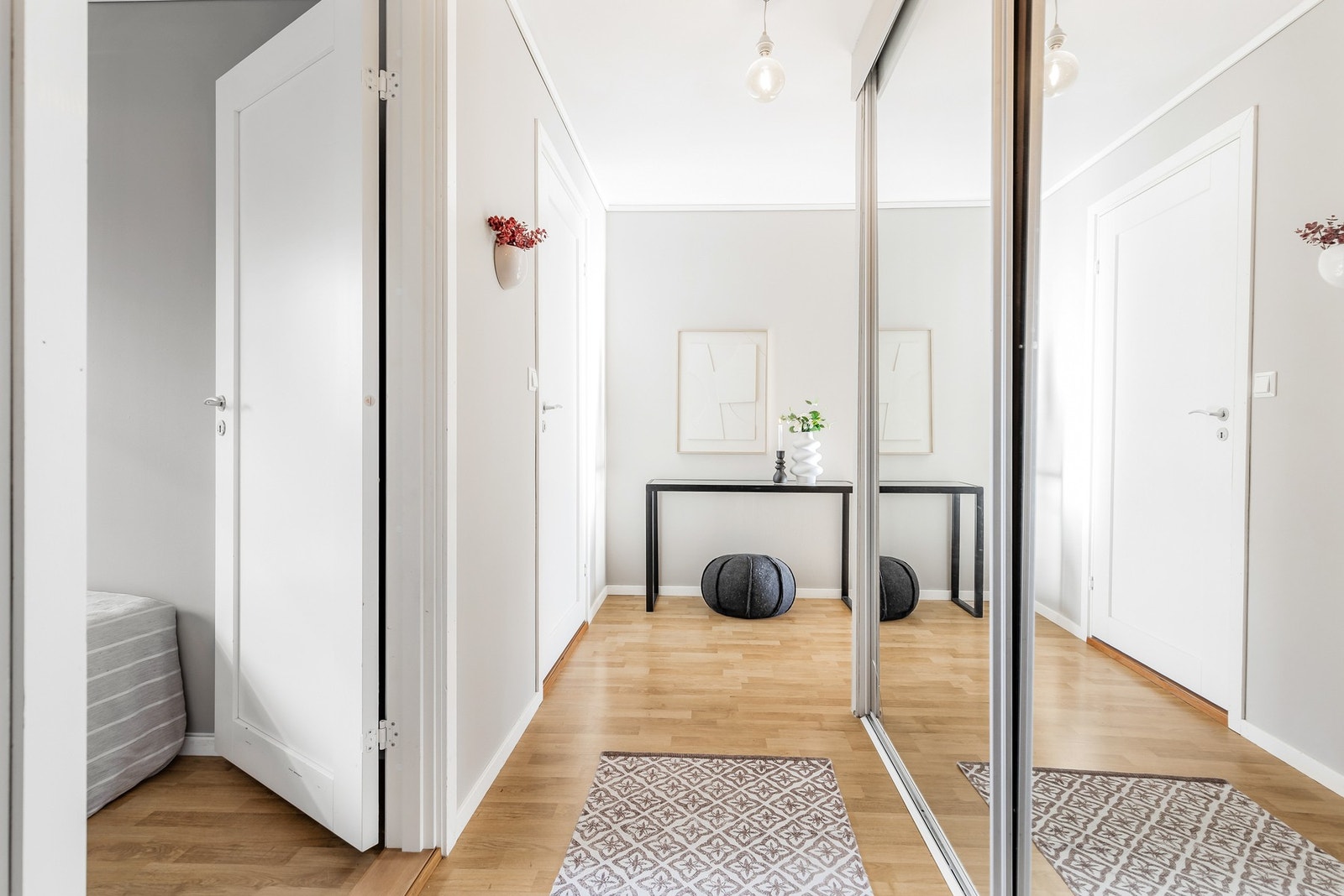 Fra entréen har man først adkomst til et soverom, videre badet og resten av leiligheten Galleribilde